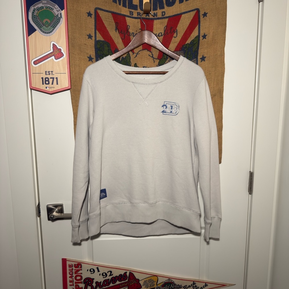 2018 Walt Disney World Parks White Embroidered Minney Mouse Sweater (L)